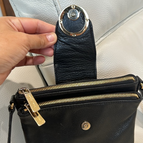 Authentic Leather Michael Kors crossbody bag. - Picture 5 of 14